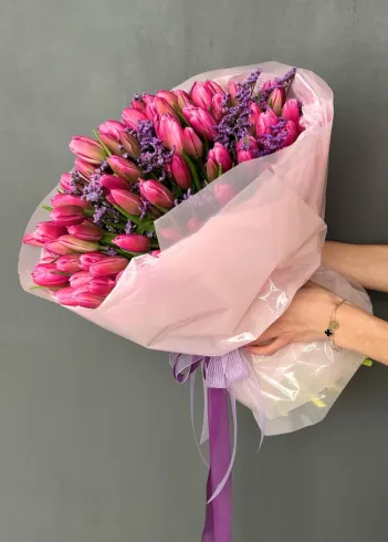 Букет: &laquo;Тюльпаны и Лимониум&raquo;  от интернет-магазина цветов в 