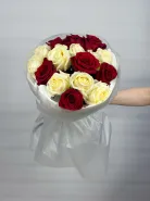 Монобукет: &laquo;Микс белых и красных роз&raquo; 60 см