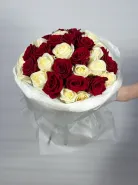 Монобукет: &laquo;Микс белых и красных роз&raquo; 60 см
