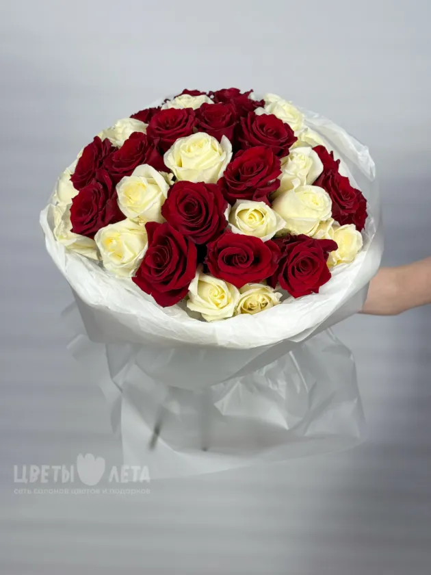 Монобукет: &laquo;Микс белых и красных роз&raquo; 60 см