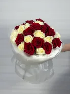 Монобукет: &laquo;Микс белых и красных роз&raquo; 60 см