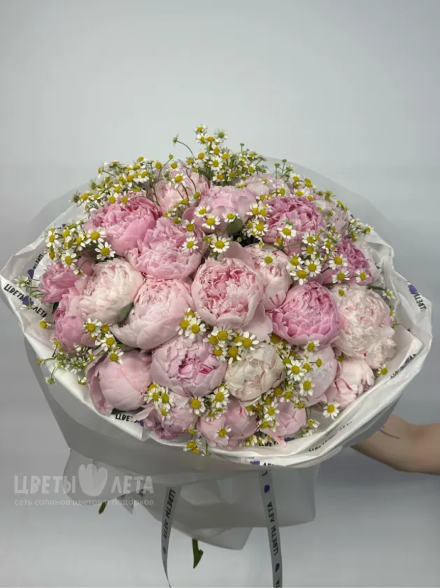 Сборный букет: &laquo;Пионовый поцелуй&raquo;