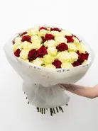 Монобукет Микс красных и белых роз 51 60см