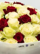 Монобукет Микс красных и белых роз 51 60см