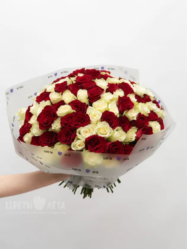 Монобукет  микс 101 Красная и Белая Роза Кения 45см