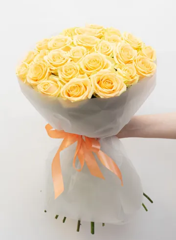 Букет из 25 &laquo;Кремовой&raquo; Российской Розы 60см 