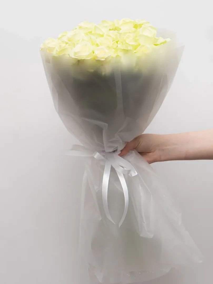 Букет из &laquo;Белой&raquo; Российской Розы 60см