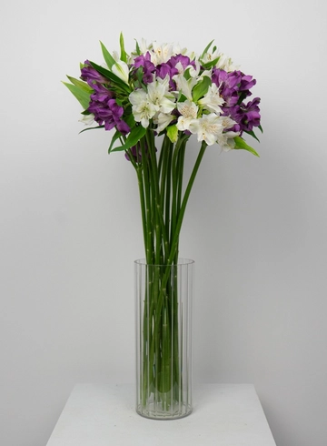 Букет медиум: &laquo;Бело-фиолетовый микс альстромерия&raquo;  от интернет-магазина цветов в 