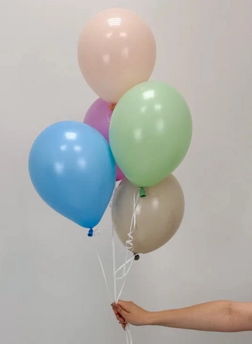 Композиция из латексных шаров «Радужный дождь» от интернет-магазина цветов в 