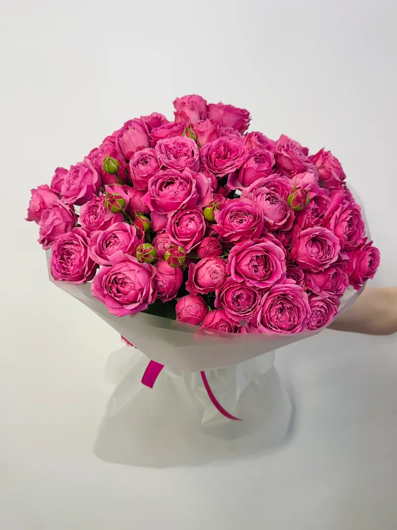 Букет: &laquo;Пионовидная Ярко Розовая Кустовая Роза&raquo;