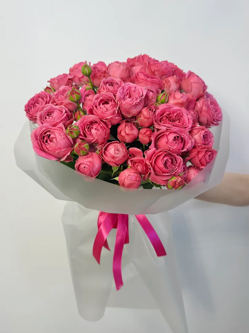 Букет: &laquo;Пионовидная Ярко Розовая Кустовая Роза&raquo;