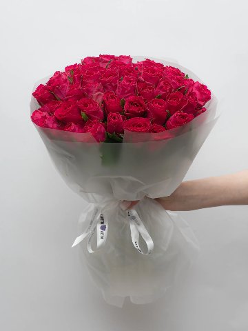 Букет: 51 Ярко-Розовая Роза Кения 45см от интернет-магазина цветов в 