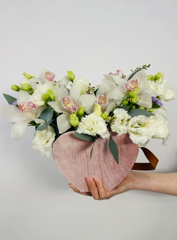 Композиция: &laquo;Любовь&raquo; от интернет-магазина цветов в 